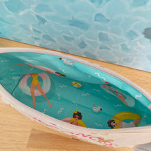 Charger l'image dans la galerie, Trousse "En vacances et ravie"