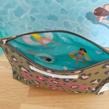 Charger l'image dans la galerie, Trousse "En vacances et ravie"